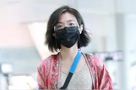 受了伤还能这么美，万茜穿短裤又美又飒，大长腿吸睛图片