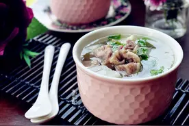 牛肉还能炖得那么软嫩？汤鲜肉香还不腥不腻，全靠这菜打底图片