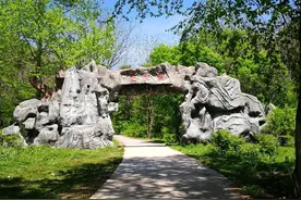 吉林省白山市大阳岔镇有神秘的干饭盆，是世界罕见的圆形大峡谷图片