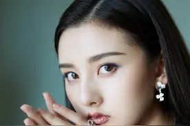 宋祖儿 皮裙超A性感写真，珠宝+皮裙+眼线都Slay全场！图片