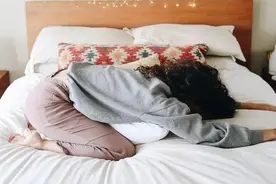 适合在床上练习的瑜伽体式，每晚5分钟，舒缓身心，赶走压力图片