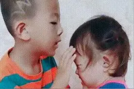 妹妹不小心碰了头，可怜兮兮的找哥哥哭诉，宠妹狂魔立马上线图片
