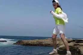 54岁田震近照，常运动状态佳被嘲腿粗像男人？曾因病淡出娱乐圈图片