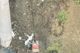 硬核操作！重庆小姐姐开塔吊帮大叔运红薯 网友直呼“人美心善”图片