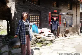 300年古村，7旬大叔拿出藏了一冬的山货来待客，让人很暖心图片