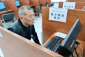 你大爷还是你大爷！大连交警车管所迎来首位79岁报考学员图片