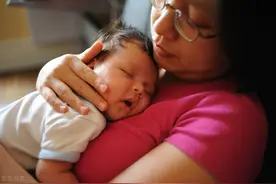 夜奶频繁，累妈又伤娃，如何给宝宝断夜奶？3步4方法轻松断夜奶图片