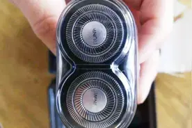 电动剃须刀长时间不清洗太脏了，教你正确清洗剃须刀，锋利又干净视频封面