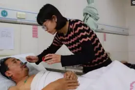 母亲卧床父亲瘫痪，小小的她坚强撑起整个家，看着让人心酸落泪图片