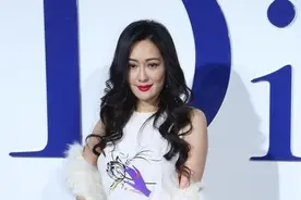 53岁孟广美风韵犹存，白裙配皮草优雅高贵，红唇卷发女人味十足图片