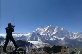 不惑之年，他自己动手建了一座楼顶花园，养花种菜喂鱼图片