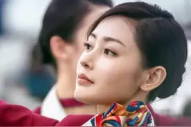《中国机长》乘务员黄佳，温柔善良，微笑服务于每一位乘客图片