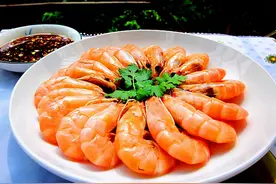 ​煮虾时，不要水开了才下锅，教你正确做法，虾肉又鲜又嫩，无腥图片
