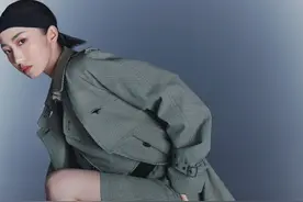 果然是百万修图师，孟美岐格纹西装配长筒袜，双腿细得太不真实了图片