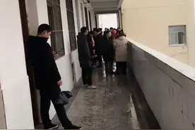 研究生哥哥给弟弟开家长会，看完成绩单，哥哥气得想拍桌子图片