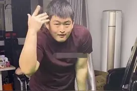 赵本山儿子耍帅险摔倒？身形魁梧油腻撩头，被批不如郭麒麟务正业图片