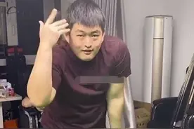 赵本山儿子耍帅险摔倒？身形魁梧油腻撩头，被批不如郭麒麟务正业图片