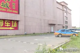 尴尬了！逛街归来，停车场锁门了…图片