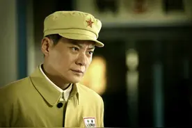 将军偶然一瞥，从人群中认出一位老人，竟是阔别22年的母亲图片