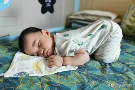 萌娃的睡姿真是绝了，你家宝贝也是这样睡的吗图片