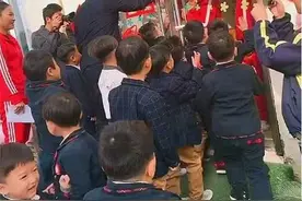 幼儿园男老师结婚，请的伴郎团阵势太“强悍”，网友：是去抢亲吗图片