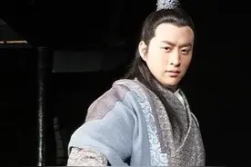 隋唐四绝之首罗松，一枪挑开李元霸的双锤，他打得过罗成吗？图片