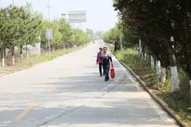 河南6旬大妈在土窝里挖宝贝，一天能赚2000元，看看她挖的啥宝贝图片