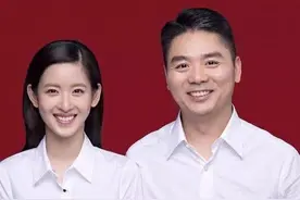 刘强东读书时的照片, 这穿着让人心酸, 网友感叹: 这才是白手起家图片