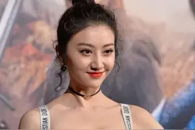 景甜穿衣够时尚，吊带裙上拼蕾丝，甜美又可爱图片