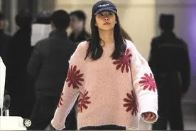 陈赫的二婚妻子真懂“驻颜术”，穿得粉粉嫩嫩的，跟大学生差不多图片