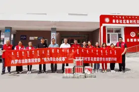 我为群众办实事| 内蒙古出版集团向新春社区捐赠万元图书图片