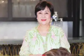 谢贤72岁前妻做开颅手术，伤口从前额到后脑勺，病榻旁仅独子陪护图片