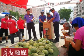 大热天，洛阳七旬瓜农手扶拖拉机突然爆胎，接下来的故事超出想象图片