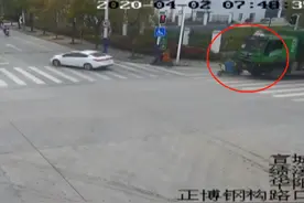 远离大货车！电动车瞬间被卷入车底，女子死里逃生图片