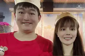 赵本山为子女大办生日会，和娇妻穿情侣装露面，一家四口同款微笑图片