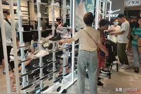 鸿星尔克线下门店遭疯抢，有的销量暴增10倍，顾客：快让老板涨价图片