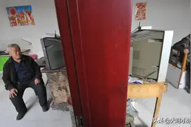 六旬单身兄弟同住30年，吃两锅饭看两个电视：过不到一起图片
