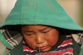 还记得《变形计》四爷？爱流鼻涕的他，近照曝光后：差点认不出图片