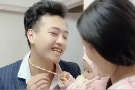 舅舅串门要走，外甥女抓着“大金链子”不放手，网友：这宝宝识货图片