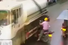 摩托车“鬼探头”从路边窜出被撞翻 头盔救了驾驶员一命视频封面