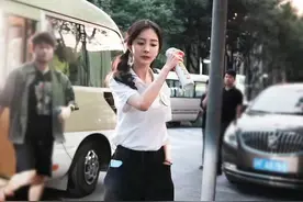杨幂最新路透曝光！扎双马尾秒变纯情大学生，高腰裤下大长腿吸睛图片