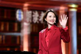 《朗读者》三年后重回央视黄金档！第一期就被董卿对话张桂梅破防图片