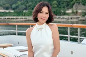 刘嘉玲与好友享受闲暇时光，挂脖裙露香肩状态似少女图片