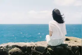你有恋父情结吗？你还在爱情里扮演一个小女人吗？别再错下去了图片