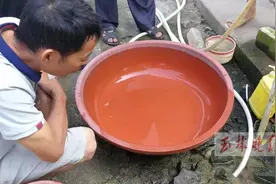 家里有矿？玉林一村民家中水井竟抽上来“金沙”图片