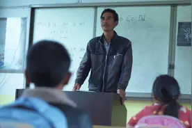 老师粉笔写下“最后一堂课”成了最先哭的人图片
