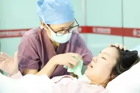 分娩结束后，男医生又把手伸进产妇肚子里，别着急骂人是为了你好图片