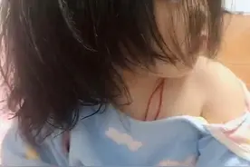 3岁女娃一觉醒来，睡衣变成“露肩装”，呆萌可爱的模样逗笑妈妈图片