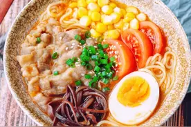 美食家常汤面做法推荐：番茄肥牛拉面，鲜虾云吞面，酸汤面图片