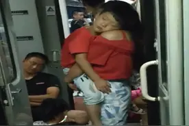妈妈带孩子买无座票，抱2个小时无人问津，网友：太心酸了图片